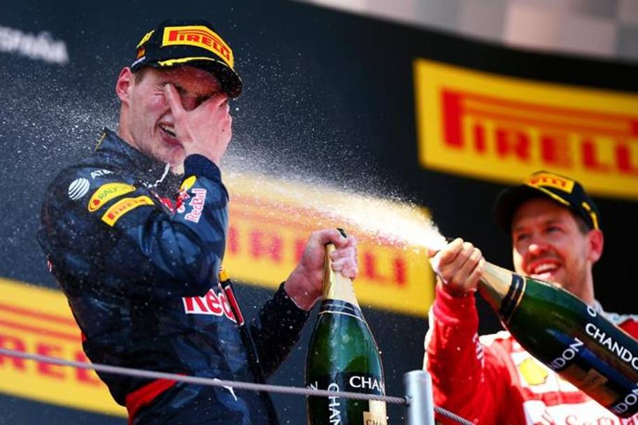 Champagne ma anche lacrime di gioia e commozione per il giovanissimo pilota della Red Bull: la sua prima “doccia” sul podio gliela fa Vettel. Getty